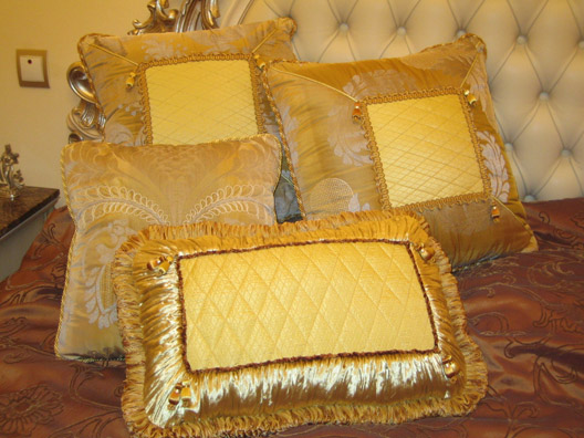 Спальня в золотом шелке