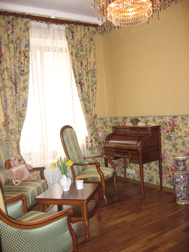 Синий современный классический дизайн дамской комнаты с люстрой